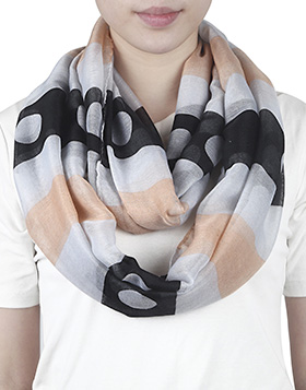 zarter Schlauchschal mit Punkten und Streifen in schwarz, weiß und lachsfarben