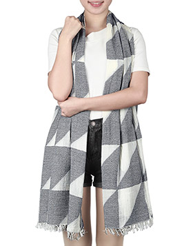 Offener Schal mit Dreieckmuster und kurzen handgeschnittenen Fransen in weiss-grau